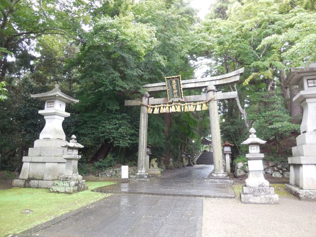 陸奥国の一宮である塩竈神社をぶらぶらっと参拝しました。正式名称は志波彦神社鹽竈神社のようで、２つの神社の連合体のようです。このしおがまじんじゃの表記方法も、鹽竈神社、塩竈神社、塩釜神社といろいろあるようですが、それは専門家にお任せします。とりあえずぶらぶらしてみましょう。