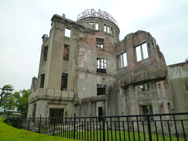 友人３人と１泊２日で広島旅行に行って来ました～♪<br />＜１日目＞<br />宮島で「厳島神社」を観光した後、【紅葉堂　本店】で「揚げもみじ」、【焼きがきのはやし】で「生がき・焼がき」をつまみ食いし、あなごめし発祥の店【うえの】で昼食♪<br />広島市内に移動し「広島城」を観光した後、【八昌】で早めの夕食を食べ「ホテル石本」に宿泊。<br />＜２日目＞<br />「原爆ドーム」・「平和記念公園」を観光した後【みっちゃん総本店】で昼食、呉市に移動し「てつのくじら館」・「大和ミュージアム」・「アレイからすこじま」を見た後、海自カレーの一つ【カレーのマスター】で「掃海艇いずしまカレー」を食べ帰路へ…。