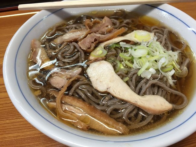 山形の夏は暑いですよね！<br /><br />そしてやっぱり麺が食べたい！<br /><br />冷たい肉そばで有名な河北町へ<br /><br />この界隈には肉そば店がいっぱいあります。  <br /><br />お昼時は店の外まで行列です。<br /><br />今回はいろは本店に行ってまいりました。<br /><br />味はちゃんとコクもありそれでいて<br />アッサリ&#8252;?<br /><br />やっぱり肉そば最高ね(*^^*)<br /><br />ただ、座敷のテーブルは低いし食べずらいったらありゃしない。<br /><br />集会所にあるような長い折りたたみテーブル…<br /><br />これなんとかならないのかしら？<br /><br />