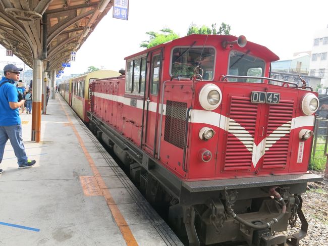 台湾の 阿里山森林鉄道（阿里山森林鐵路）は世界三大山岳鉄道にも挙げられている軌道幅762mmの狭軌のかわいらしい鉄道だ。日本統治時代に阿里山の森林を開発して木材を運搬するために建設され今年の12月で100年になる。現在は標高差2000ｍ余りを登る旅客鉄道として鉄道ファンばかりでなく観光客にも人気のスポットだ。乗り鉄としては是非乗ってみたかった路線だったが2009年8月の台風で大きな被害を受けて未だに一部区間は不通だ。毎年全線71.4km復旧の予告は流れるのだが1年送りで延期されている。待ちきれず開通している嘉義〜奮起湖と阿里山〜祝山の区間を乗りに出かけた。<br /><br />写真は嘉義駅に入線した日本車輌(株)製ディーゼル機関車と5両の客車。