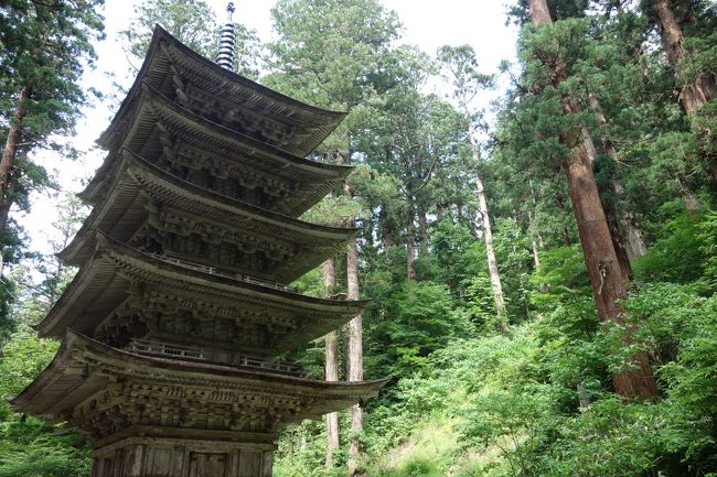 たかぢ、けんいちの２人旅です。<br /><br />出羽三山神社の３山すべてを２日間で制覇するべく山形にむかいました。<br />しかし事前の下調べをしない我々は、まだ山開き前だという情報を行きの新幹線で知ることになるのでした。