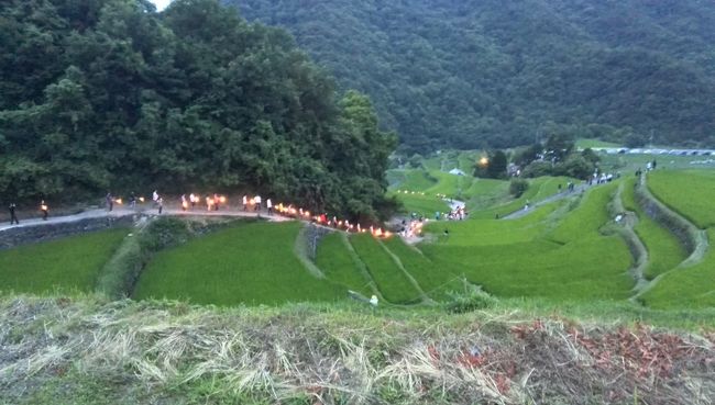 一年前に行った、小豆島中山千枚田での「虫送り」の火祭り、ずっと見たかった光景が見れました。ムービー撮影は暗くてイマイチでしたが、スマフォの映像が綺麗に撮れました。ご存じの映画「八日目の蝉」の名シーンがよみがえります。