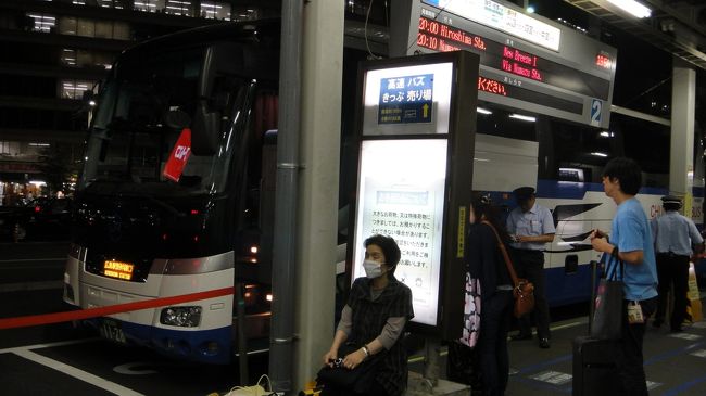 リフレッシュのつもりで旅にでました。<br />旅のブログを参考にさせていただき、スケジュールを組み、予定をたてました。<br /><br />出発は東京駅から深夜バスで広島まで、20時発の翌7時30分着<br />水曜どうでしょうがすきで1度乗ってみたかったバスですが、結構疲れました・・・・・<br />広島駅で下車しましたが、原爆ドームを見るならバスセンターで降りたほうが近いです。<br />原爆ドーム、資料館（50円）などを見学、昼食を食べ宮島に向かう。<br /><br />宮島口に着き船で宮島に向かいます。<br />弥山（みせん）にロープウエイで登り、獅子岩駅終点で降りそこから頂上までは徒歩で登ります。<br />頂上からは霞んでいたものの、良い景色を堪能いたしました。<br />獅子岩駅から見所を見ての頂上往復の所要時間は約1時間です。<br />下山後ホテルに入りました。<br />ホテルは宮島グランドホテル有もと<br />部屋の案内を丁寧にしていただきました。<br />夕食も同じ方に丁寧に説明していただきました。<br />若い女の子で、好印象ですｗｗ<br /><br />夕食にはカキなど特産品が出され美味しくいただき、その後の<br />大浴場も混雑もなく気持よく入る事ができました。<br /><br />翌日は宮島内を散策、鳥居まで歩いて行けました。<br />やはりお土産は「もみじまんじゅう」<br />島をあとにし、広島へ。<br />広島からバスで島根に向かいます<br />松江しんじこ温泉で下車、松江城へ徒歩で<br />松江城に登るには「闘閣券」550円が必要です。<br /><br />松江城からの景色は松江市を一望？でき、眺めは良かったです。<br />その後は市内を歩き宍道湖の夕焼けを見に行きました。<br />夕焼けを狙うカメラマンが多数陣取っておりました。<br /><br />綺麗な夕焼けを見たとは夕食ですが、回転寿司を頂く事にした。<br />まあ普通かな。<br /><br />翌日、境港市まで電車で「水木しげるロード」を訪れました。<br />朝から鬼太郎の気ぐるみが歩いてましたが、通行人はほぼゼロの状態でしたｗｗ<br />キャラクターの銅像が色々と製作設置されておりチカラの入れようを感じました。<br />そこから美保神社、出雲大社と周りました。<br />出雲大社で正面のとこが本殿だと思って御参りしたら奥にあるのが本殿だったんだねｗ残念ｗ<br />時間は16時、出雲そばを食べたかったので店を探したけど、みんな早く閉店していて出雲大社付近では食べる事が出来ませんでした。<br />しょうがなく帰路に着くため出雲駅まで一畑電車で・・・・・<br />駅前で出雲そばを食べれる店があったのでそこで頂きました！！<br />帰りは「サンライズ出雲」で東京まで<br />個室でゆっくり、シャワーも浴びました（車掌からカードを買う）<br />ラジオも聴けるようですが、壊れているのか入りませんでした。<br /><br />以上が今回の旅の行程です。<br />