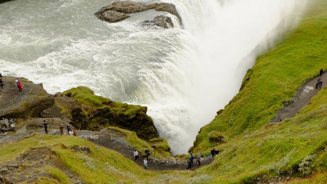 どうしてアイスランドにたどり着くまでに初海外から30年以上を要してしまったのか、と後悔するほどこの旅行には、ほかの土地にはない「何か」を感じることができました。世界中には手つかずの自然を観光できる国や地域がたくさんありますが、このような地球創世記的（というと大げさですが）でバリエーション豊かな景観をドライブ旅行で堪能できる場所は少ないのではないかと思います。<br />それにしてもアイスランドというのは不思議な国です。人口は30万人そこそこ、火山と間欠泉、滝と温泉、そしてオーロラが観光の目玉。サッカーが意外と強くユーロ2016の予選も大善戦。一方で混沌とした世界情勢の中、世界で最も治安の良い国とも言われ、そしてゴルバチョフとレーガンの会談で冷戦終結の道筋ができた都市として有名ではありますが、何としてもここを訪れたい、という日本人が何人いるのでしょう。いずれにしても、我々は風の導き？によってこの地に降り立つこととなりました。<br />この旅行記が多少なりにも、これから旅行を計画される皆様の助けとなれば嬉しく思います。<br /><br />アイスランドをドライブ旅行して驚いたこと<br /> ・中国人と、中国人ドライブ旅行者が圧倒的に多いこと<br /> ・信号が少ないこと（1600km走って信号1個）・・レイキャビクは除きます<br /> ・羊の多さと彼らの高いところ好き<br /> ・レイキャビクの都会度（人口11万人にしては街がでかすぎ）と地方とのギャップ<br /> ・高すぎる物価（アイスランド人の平均年収知りたい！）<br />・レシートが欲しいか？と必ず聞かれること<br /> ・窓の鍵のかけ方が変わっていること<br /><br />①ではケフラヴィーク空港到着からスティッキスホールムル、ボルガーネスを経てホテルのある内陸の田舎町、そしてゴールデンサークルの最大の観光スポットであるグトルフォスまでを紹介。