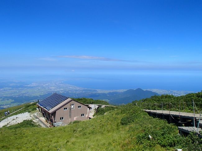 大山は日本の鳥取県にある標高1,729mの火山で、鳥取県および中国地方の最高峰となっています。<br /><br />真夏の暑い日、登ってきました。<br /><br />ひたすら、登る山で正直、疲れました。