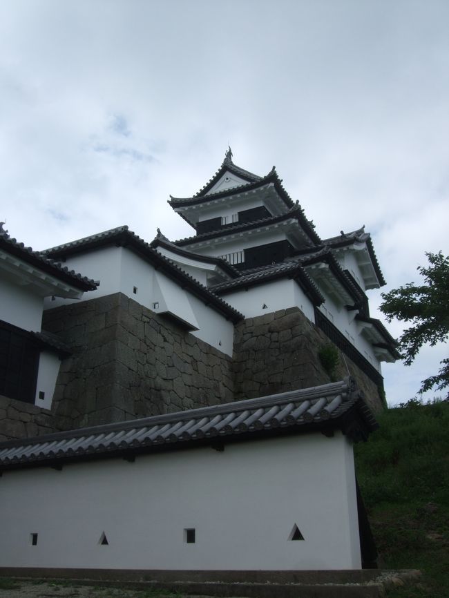 夏休みをお盆の一週後に取得し、久々日本の世界遺産巡りで知床に行こうと飛行機・ホテル等予約をしていた所に、出身中学野球部の後輩が全国大会出場との知らせが。<br />しかもその全国大会が、ちょうど夏休み初日から福島で開催されるとの事。<br /><br />これはＯＢとして行っておくべきかなと。<br />今まで何も貢献していない事を反省し、今回頼もしい後輩に声援を送りに福島に行ってきました。<br /><br />で、そのついでといってはなんですが、そのまま福島を放浪してしまおうと。ちょうど福島には大学の同級生がいて、訪問する事伝えたら、都合つけて食事に付き合ってもらえると言ってもらえたので、今年の夏は福島に染まっちゃいます。<br /><br />最終日は郡山から白河に向かい白河小峰城を見学。そのまま東北本線を南下し続けて宇都宮でランチした後、横浜まで帰ります。<br />白河小峰城は、いまだ震災の傷跡癒えず、修復作業が続いております。<br />個人的には会津城よりもこじんまりとして雰囲気があってよかったなぁ～。修復作業が上手く進むことを希望してなりません。<br />