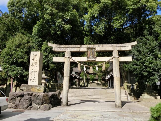 待望の9月大型連休に島根県鳥取県の神社、観光スポットへ行きました。<br />初めての鳥取県訪問。<br />2年ぶり2回目の島根県。<br />以前行ったときは恋愛成就祈願の一人旅でしたが、それが叶い今回は夫と二人旅してきました。<br />参考記事:念願の島根県ひとり旅①~松江市編~<br /> http://4travel.jp/travelogue/10833924<br /><br /> 念願の島根県ひとり旅②~出雲市編~<br /> http://4travel.jp/travelogue/10834230<br /><br />【日程】<br />☆1日目☆<br /><br />米子空港<br />↓(タクシー)<br />美保神社<br /><br />美保神社<br />↓(タクシー)<br />境港駅<br /><br />・水木しげるロード<br /><br />境港駅<br />↓<br />鳥取大学前駅<br /><br />鳥取大学前駅<br />↓(タクシー)<br />白兎神社<br /><br />・白兎神社<br />・道の駅神話の里 白うさぎ<br /><br />白兎神社<br />↓(タクシー)<br />末恒駅<br /><br />末恒駅<br />↓<br />米子駅<br />↓<br />米子観光センターバス停<br />↓<br />ホテル<br /><br /><br />☆2日目☆<br />ホテル<br />↓(ホテル送迎車)<br />米子観光センターバス停<br />↓(バス)<br />米子駅<br />↓<br />松江駅<br /><br />松江駅<br />↓(一畑バス)<br />須賀<br /><br />・須賀神社<br /><br />須賀<br />↓(一畑バス)<br />松江駅<br />↓<br />揖屋駅<br /><br />・揖夜神社<br />・黄泉比良坂(よもつひらさか)<br /><br />揖屋駅<br />↓<br />玉造温泉駅<br />↓(伝承館送迎車)<br />伝承館<br />↓(伝承館送迎車)<br />・清厳寺おしろい地蔵<br />・玉作湯神社<br /><br />玉造温泉バス停<br />↓(一畑バス)<br />松江駅<br />↓<br />・夕日スポット<br /><br /><br />☆3日目☆<br />松江駅<br />↓(一畑バス)<br />松江しんじ湖温泉駅<br /><br />松江しんじ湖温泉駅<br />↓<br />出雲大社前駅<br /><br />・出雲大社<br />・出雲大社北島国造館<br /><br />出雲大社連絡所<br />↓(一畑バス)<br />日御碕<br /><br />・日御碕神社<br /><br />日御碕<br />↓(一畑バス)<br />正門前<br /><br />・島根県立古代出雲歴史博物館<br /><br /><br />出雲大社前駅<br />↓<br />電鉄出雲駅<br />↓(徒歩)<br />JR出雲駅<br />↓(空港連絡バス)<br />出雲空港<br /><br />