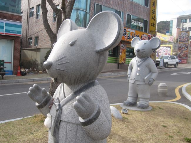 旅程3日目の大邱後半です。<br /><br />初日、2日とハズしている温泉、今回はちゃんと行って目的の湯に浸かることができました。<br />んで昼にちょっと高級チックなごはんを食べたので、夕食と翌朝はお安いのをいただきました。<br /><br />大邱では目的の温泉やごはんに行けて、ひと安心。<br />旅程後半も、こんな具合にいきたいですね。