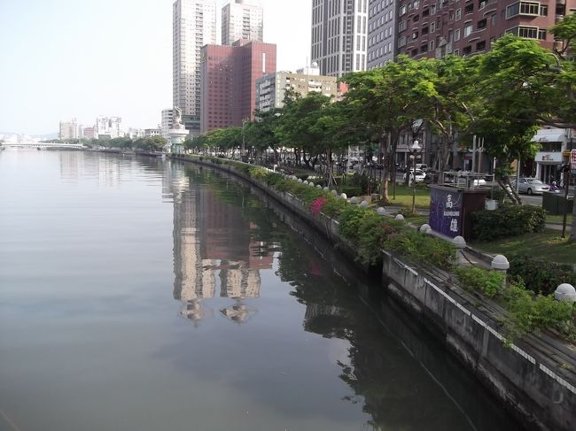 台湾で火鍋とかき氷を食べたいと妻と話していたところ、９月から成田〜高雄のタイガーエアが就航。記念セールの意味もあってか、２か月前に、二人で48,000円位で購入できました。ネット予約とＬＣＣのお蔭で、繁忙期でもタイミング次第、行き先にこだわらない（台北でなく高雄でも・・とか）なら、お手頃予算で旅行ができるようになりました。<br /><br />食事については、全般においしくて、日本人の口に合うかと思います。夜市の屋台からちょっと高級なところまで、食では今までの海外旅行で一番充実していました。<br /><br />交通手段は、基本的に地下鉄（ＭＲＴ）と市バス、台南に台鉄で日帰り旅行もできました。旗津へのフェリーも含め、ｉpassというプリカの使用が便利でした。<br /><br />19〜20日の土日は、ちょうど何かのお祭り（ネット上には辛亥路の祭とか書いていますが不明）のようで、爆竹と花火が凄まじかったです。<br /><br />そんなことで無事帰った来ましたので、画像をご覧ください。（表紙は　高雄大橋から北へ「愛河」を臨む）