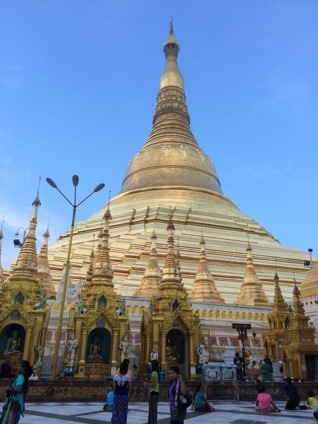 シルバーウィークの休日をまるまる使って、読売旅行のツアーで4泊5日ミャンマーへ。<br /><br />初日はかつての首都ヤンゴンのシュエダゴン・パゴダを訪れました。