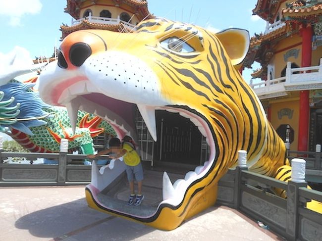 我が家の年に一度のお楽しみ!<br />今年も予算から旅先を検討した結果、台湾の高雄に決定!<br />旅行の4ヶ月程前から調べ始めたので、お盆時期にも関わらず、バニラエアで安く行けました。<br /><br />大人二人と小5男子一人。<br />航空券:トラベルコちゃんで検索、バニラエアのHPで予約。<br />わくわくバニラ3人分、受託手荷物20キロまでの手数料一人分追加。<br />往復77040円。<br /><br />8/13 10:25 成田国際空港発、13:20 高雄国際空港着<br />8/16 14:00 高雄国際空港発、18:45 成田国際空港着<br /><br />ホテル:ブッキングドットコムで予約。<br />「ウェンピン ホテル ピア 2 (高雄文賓大飯店 駮二館)」3泊<br />で3万円と少し。(現地でカード払い)<br /><br />両替:1元=だいたい4円くらい