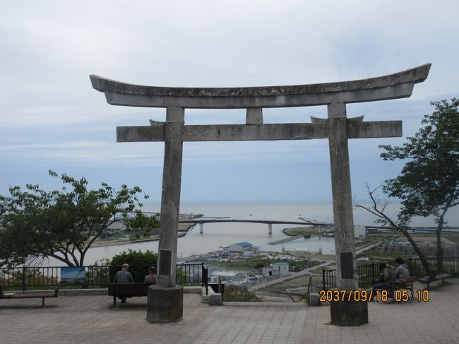 北海道から東北を周遊するドライブ山旅のエﾝデイﾝグは、復興の街「がんばろう石巻」になりました。昨年は北海道の山旅を終え、函館から下北半島の大間へ、そして太平洋の三陸海岸線を、浄土平・気仙沼・仙台・日立と走りました。今年の東北は、昨年と同じコースでしたが、八戸から内陸部を周遊して三陸海岸に来たのは盛岡からです。通算してこの３年半で短期も入れて５回目になります。復興を目の当たりに見ますと、遅々と、着々と、確実にと分かるのですが大変なことがわかります。盛岡の祭りから石巻へと走ります。表紙の写真は、盛岡の高台にある「日和山公園」の神社の鳥居ごしに災害地・太平洋の海岸をを撮りました。<br /><br />旅は盛岡からひたちなか市（最終泊）を経て帰宅しました。<br />２２泊・走行３９２３?の旅は終わりました。昨年登った北海道・東北の山は１３座・今年は天候に全く恵まれずに・Ｏ・でも、観光は十分に出来たのでやれやれでした。<br /><br />