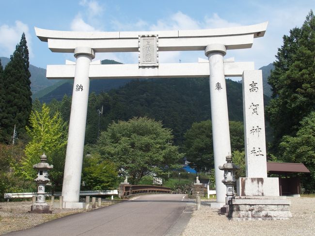 円空ゆかりの地、高賀神社、洞戸円空記念館、美並ふるさと館、粥川寺、星宮神社に出かけてきました。岐阜県関市洞戸の高賀神社(こうかじんじゃ)は、シドニーオリンピックマラソン金メダリストの高橋尚子さんが給水用飲料水としていた湧き水で人々に知られるようになり、現在も神水庵の水を求めて毎年20万人以上の人でにぎわっています。5年ほど前までは水をいただきに出かけていましたが、現在はペットボトル高賀の森水を購入しております。道の駅美濃にわか茶屋 1/1定休日 営業時間9-18時 地域防災機能を備えた「道の駅」高賀神社 8-17時 P無料洞戸円空記念館 P無料 月曜日、祝日の翌日休館(土日祝日を除く)、12/29-1/3休館 開館時間9-16:30 入館料一般200円、中学生以下無料神水庵 (夏期)4月〜10月 AM7時〜PM6時30分(冬期)11月〜3月 AM7時30分〜PM6時 年末、年始(12月30日・31日、1月1日)や点検日、台風、大雪などの警報時は休庵初穂料、100円を御奉紊下さい。1回に2個(1個に付き、上限20リットルの容器)まで汲んでいただけます。(計40リットルまで)汲まれた後は一度庵から出ていただきます。続けて2度、3度と汲む場合は、必ず順番待の列の後ろに並んで下さい。(高賀癒しの郷HPより)蓮華峯寺 P無料 無人のため御朱印は高賀神社にていただけます美並ふるさと館・円空ふるさと館 P無料 月曜日休館、月曜日が祝祭日となる場合はその翌日、12/27-1/4休館 開館時間:10-16時(入館は15時半まで) 入館料高校生以上210円小中学生100円