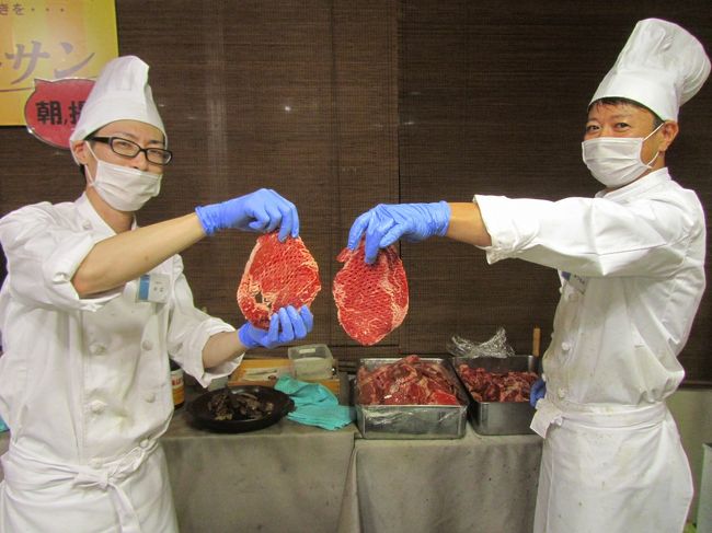 去年に引き続き、今年2015年もやりました、平日から始まる南紀白浜アドベンチャーワールド三昧3泊3日!<br />この旅行記はその2度目の優雅な南紀白浜滞在のグルメ編とおみやげ編です。<br /><br />前回、車がない限り、白浜で手頃なレストランを自力で見つけるのは困難だと分かったので、今回は、朝食と夕食バイキング付きのホテル宿泊プランにしました。<br />しかし、バイキングというのは、たくさん食べなきゃ損!<br />とばかりに、ついつい食べ過ぎてしまいます。<br />そのため、ランチ時、全然おなかが空かなくて、3日3晩、食事はすべて、ホテルのバイキングになりました……と、なるところでした。<br />でも、3日目は、チェックアウトまでの時間の余裕がなく、朝食は大急ぎで食べたせいか、ランチ時におなかが空いてきたし、夕食は食いっぱぐれる可能性もあったので、アドベンチャーワールドでランチとおやつをとることができました。<br /><br />おかげで、グルメ編としては、当初思っていたような朝晩ホテルのバイキング・オンリーとはならず、ちょっとだけバラエティさが加わることになりました。<br />なにしろ、ホテルのバイキングは、夕食バイキング・朝食バイキングそれぞれ、3日間全くメニューに変化がなかったものですから(久所)。<br />きっと白浜だけ3泊する人ってめったにいなくて、それで間に合っているのかもしれません。<br />もっとも品数は多かったですし、私は気に入ったものは何度でも食べたい人なので、バイキングの品揃えが全く同じでも3日くらいは全然オッケーでした@<br /><br />それに夕食には秋限定の焼きたてステーキ食べ放題、そして朝食には焼きたてクロワッサンが必ず出ました。<br />これがそれはもう絶品でしたから、その意味では3日ともありつけたので、同じメニューでありがたかったかもしれません!?<br /><br />そしておみやげ編。<br />今回は南紀白浜2回目なので、ハイテンションで買い物しまくった1回目よりはさびしい内容になるかな〜と思ったのですが、そんなことはありませんでした。<br />なにしろ1年ぶりですからね。<br />9月16日の夕方、ホテルに着いても、夕食バイキングは2部制(何部制かは宿泊状況次第)で、すぐにはありつけなかったので、先にホテルの売店で買い物をすませてしまったのですが、到着直後のハイテンションと、おなかがぺこぺこだったときに菓子や惣菜のおみやげを目にしたわけですから、せっせと買いまくってしまいました。<br /><br /><2回目の南紀白浜アドベンチャーワールド行きで3日間満喫した旅行記のシリーズ構成><br />□(1)アクセス編&宿泊編:国内線なのにドキドキの南紀白浜行きのフライト&湯快リゾートホテル千畳のホテルライフと温泉<br />■(2)グルメ編&今回もたっぷりおみやげ編:3日間朝晩ホテルのバイキングとちょっとだけアドベンチャーワールド・グルメ<br />□(3)エントランスドームから魅力いっぱい!〜レッサーパンダのライラちゃんの息子くんと娘ちゃん、夢見たウェルカムルームでの触れあえそうなほど間近での再会!<br />□(4)ジャイアントパンダの赤ちゃん特集:おっとり茶色い良浜ママと性格の違いがはっきりしていたやんちゃ盛りの桜浜・桃浜<br />□(5)レッサーパンダ特集:初公開と翌日の赤ちゃん&赤ちゃんに劣らず可愛い大人たち〜ライラちゃんママ・后ちゃん・2version のシンシンくん、そして埼玉パンダの偉大なる母ポリンちゃん!<br />□(6)ジャイアントパンダ特集:永明パパ・海浜くん・陽浜ちゃん・優浜ちゃん、日本でこれほどたくさんのジャイアントパンダに会える幸福<br />□(7)3回ずつ観た動物アトラクション:可愛くて笑えるアニマルアクションと迫力でかっこいいマリンライブ<br />□(8)ケニア号とウォーキングでじっくり楽しんだサファリワールド〜バイソンとキリンとゴールデンターキンとヒマラヤタールには赤ちゃんたちも!<br />□(9)海獣館のホッキョクグマとペンギンとペンギンパレード&コツメカワウソが可愛かった初のふれあい広場などその他の動物たち<br />□(10)動物園の後の黄昏時の白浜・田辺の景観めぐり:天神崎・千畳敷・風月島・三段壁<br /><br />南紀白浜空港周辺タクシーマップ・料金表<br />http://www.aikis.or.jp/~airport/access_taxi.html<br />湯快リゾート南海白浜ホテル千畳の公式サイト<br />http://h-senjo.jp/<br />明光バスの主要停留所時刻表サイト<br />http://meikobus.jp/2015_3_14_main_bus_stop.html<br />アドベンチャーワールド公式サイト<br />http://aws-s.com/<br /><br /><タイムメモ(概要)><br />2015年9月16日(水)<br />JAL0219便 羽田空港16:30発 南紀白浜空港 17:45着<br />18:00頃 タクシーでホテルに向かう<br />18:20頃 湯快リゾートホテル千畳にチェックイン<br />18:50-19:15 ホテルの売店で買い物<br />19:30-21:00 ホテルの夕食バイキング(2部制の第2部)<br />23:00-0:00頃 屋内の大温泉に入る<br /><br />2015年9月17日(木)<br />07:00 起床<br />07:10-07:40 ホテルの朝食バイキング<br />07:50-08:10 露天風呂で朝風呂<br />09:15 タクシーでアドベンチャーワールドへ(所要10分)<br />09:35-17:00 アドベンチャーワールド1日目<br />(営業時間は9:30-17:00/行列のため入園まで5分)<br />17:15発の路線バスでホテル最寄りの「千畳口」へ戻る<br />17:35頃 いったんホテルに戻る<br />17:40-18:10 千畳敷を日の入りまで散策<br />19:00-20:15 ホテルの夕食バイキング(1部制で21:00まで)<br />21:35-22:30 屋内の大温泉に入る<br /><br />2015年9月18日(金)<br />03:00 津波注意報でいったん目が覚める<br />06:30 起床<br />07:25-07:00 ホテルの朝食バイキング<br />09:02発の路線バスでアドベンチャーワールドへ<br />(実際は千畳口停留所を8:55頃に発車)<br />09:35-17:00 アドベンチャーワールド2日目<br />(営業時間は9:30-17:00/行列のため入園まで5分)<br />17:15発の路線バスでホテル最寄りの「千畳口」へ戻る<br />17:40-18:10 千畳敷を日の入りまで散策<br />19:40-20:50 ホテルの夕食バイキング(2部制で第2部17:30〜)<br />23:30-00:30 屋内の大温泉に入る<br /><br />2015年9月19日(土)<br />06:30 起床<br />07:00-07:30 ホテルの朝食バイキング<br />07:45 チェックアウト&タクシーでアドベンチャーワールドへ<br />08:05-15:50 アドベンチャーワールド3日目<br />(シルバーウィーク特別営業08:00-20:00/行列のため入園まで5分)<br />15:50-17:50 貸切タクシーで天神崎・風月島・三段壁めぐり<br />JAL0218便 南紀白浜空港 18:30発 羽田空港19:40着<br />20:35発のリムジンバスに乗車<br />22:30頃 帰宅<br /><br /><初の南紀白浜行きの去年の旅行記(2014年9月17日(水)〜9月19日(土))><br />「優雅に3泊2日の南紀白浜アドベンチャーワールド三昧(1)アクセス編&宿泊編:羽田空港から南紀白浜空港へ&コガノイベイホテルと姉妹ホテルの古賀の井」<br />http://4travel.jp/travelogue/10933632<br />「優雅に3泊2日の南紀白浜アドベンチャーワールド三昧(2)ちょっぴりグルメ編&たっぷり買ったおみやげ編:とれとれ亭の海鮮夕食バイキングとホテルの朝食バイキング&南紀白浜・アドベンチャーワールドみやげ」<br />http://4travel.jp/travelogue/10933634<br />「優雅に3泊2日の南紀白浜アドベンチャーワールド三昧(3)平日狙いで2日通った初アドベンチャーワールドいろいろ&エントランスドームの動物たちやシロクマの子とさまざまなペンギンたち」へとつづく。<br />http://4travel.jp/travelogue/10933635<br />「優雅に3泊2日の南紀白浜アドベンチャーワールド三昧(4)レッサーパンダ特集:自然哺育のレッサーパンダの赤ちゃん!〜ライラちゃん母子&シンシンくん&后ちゃん」<br />http://4travel.jp/travelogue/10933636<br />「優雅に3泊2日の南紀白浜アドベンチャーワールド三昧(5)パンダ特集:人工哺育のレッサーパンダの赤ちゃん一人遊びがちょっと切ない&入園前1時間待ちで勝ち取れた1日15人限定ジャイアントパンダ・バックヤードツアー」<br />http://4travel.jp/travelogue/10933638<br />「優雅に3泊2日の南紀白浜アドベンチャーワールド三昧(6)ジャイアントパンダ特集:永明パパ・良浜ママ・双子の海浜と陽浜・今は末っ子の優浜」<br />http://4travel.jp/travelogue/10933640<br />「優雅に3泊2日の南紀白浜アドベンチャーワールド三昧(7)動物たちの可愛いアトラクション:思わず笑いがこみ上がるアニマルアクション・迫力のマリンライブ・よちよちペンギンパレード・くるくる楽しいラッコのフィーディング」<br />http://4travel.jp/travelogue/10933645<br />「優雅に3泊2日の南紀白浜アドベンチャーワールド三昧(8)ケニア号とウォーキングによるサファリワールドめぐり」<br />http://4travel.jp/travelogue/10933649<br />