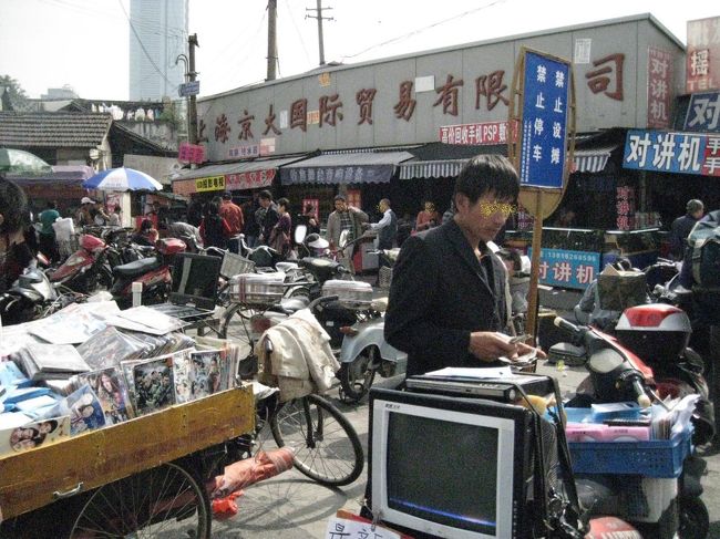 上海には　徐家匯　や　商城路（周辺）等のいわゆる「電脳街」と呼ばれる場所がある。　ＰＣ系・デジタル機器系を販売する「電子城｣：百貨店ビルが乱立するエリアがあるが　じょん・とらべる太が狙うのは、いにしえの秋葉原：電気街：個人商店や小規模商店が密集しジャンク品を扱うようなエリアである。　上海では、　宝山路駅から少し東に行ったエリアに　宝山路と虹江路というロードがありこの周辺は、とても　ジャンキーでよろしい。<br /><br />戦後の闇市的なエリアを好む　じょん・とらべる太は上海滞在中、早朝、昼、晩と3度も足を運んだ場所だ。<br /><br />家電製品を修理したり、パーツ取りして何かに転用しようとしたり、壊れた物を組み合わせて役立つ物を安く手に入れよう等と考える人々が集まる場所。その周辺には、そういった人向け、そういったモノを売る人のために、安けりゃイイ的な食べ物屋、品物屋、安宿、色町、ギャンブル場なども集結して、その一帯は　混沌したカオスな世界となる。<br /><br />多種多様な人々がイキイキとエネルギッシュに鼓動するこのような街は、日本国内では少なくなった。じょん・とらべる太は、その鼓動を求めて旅をするようになり　この上海の宝山路周辺を散策することにした。<br /><br />上海　ジャンキースポットを　あても無く　ただ　フラフラと歩き倒した際に、道中、パ写った写真をもとに報告する。　一般大衆的旅行者には不向きな旅行記であることは間違いない。<br /><br /><br /><br />上海　ジャンキースポット　巡り②　宝山路のフリマ　＆　裏路地ショップ<br />http://4travel.jp/travelogue/11058139<br />　　<br />ソウル　ジャンキースポット　巡り①　九龍駅近　バラック郡<br />http://4travel.jp/travelogue/11192905<br />ソウル　ジャンキースポット　巡り②　大林商街とその周辺 （電気街含む）<br />http://4travel.jp/travelogue/11193147<br />マニラ　ジャンキースポット　巡り①　キアポら辺<br />http://4travel.jp/travelogue/10964219<br />マニラ　ジャンキースポット　巡り②　レクト駅方面(電気街含）<br />http://4travel.jp/travelogue/10965304<br />マニラ　ジャンキースポット　巡り③　ナボタスの墓地<br />http://4travel.jp/travelogue/10965753<br /><br /><br />★高雄★　電脳街＆電子パーツ屋街　巡り<br />http://4travel.jp/travelogue/11035650<br />★バンコク★　いにしえの秋葉原を求め　Ｔｒｉｐ＆ＴｉｍｅＳｒｉｐ<br />http://4travel.jp/travelogue/11114155<br /><br />台湾（高雄）の電気街＆電子街はこちら↓<br />http://4travel.jp/travelogue/11035650<br />マニラの電気街はこちら↓<br />http://4travel.jp/travelogue/10965304<br />バンコク　いにしえの秋葉原を求め　Trip&amp;TimeSrip<br />http://4travel.jp/travelogue/11114155