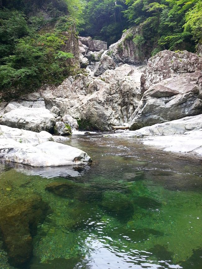 奈良県は奈良公園だけじゃありません！！<br /><br />平日で家族全員休みが合ったので、せっかくの休みやしどっかへ行こうとなり<br />さっくりと奈良県でも山奥の天川村へ行くことに。<br /><br />公共機関だと、近鉄吉野線の下市口駅から路線バスが出ていますが<br />本数がすごく少ないので、車で行ったほうが身軽で動けます。<br /><br />下市口のバス時刻表<br />http://jikoku.narakotsu.co.jp/form/asp/ejhr0060.asp?fromcd=1854&amp;dia=1&amp;daykind=1<br /><br />旅行行程<br />吉野路黒滝の道の駅→天川村総合案内所→みたらい渓谷→五大松鍾乳洞→天川大弁財天社<br />→丹生川上神社下社→道の駅かなん<br />