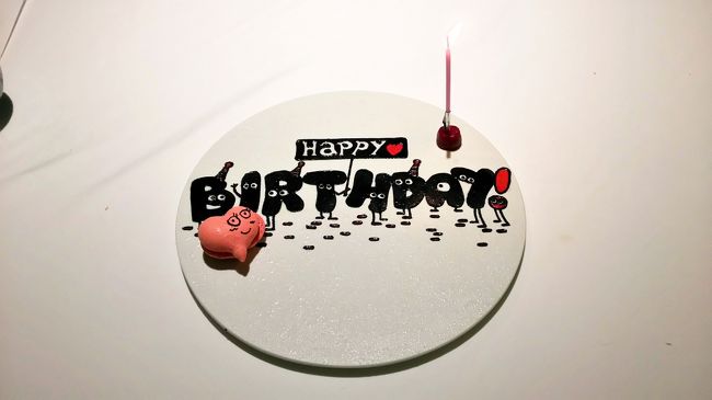 夜の日本橋で、お食事しました d(*⌒▽⌒*)b<br /><br />はるさん お誕生日おめでとう!!<br /><br />偶然雑誌で見たお店 <br />なんだか今までに出会った事のないお料理に出会えそうかな・・・<br /><br />で、東京日本橋フレンチレストラン La Paix (ラペ)で<br />はるさんのお誕生日のお祝いをしました。<br /><br />日本の懐石料理にも似た、器とお料理のハーモニー<br />個々の食材と食材との出会いが作りだす味のハーモニー<br /><br />わくわくしながら一品一品を楽しんだディナーでした。<br /><br />食事が終わり、外に出ると・・・<br /><br />ちょこっとミステリアスな感じがする、夜の日本橋がそこに・・・<br />光に照らし出され日本橋の夜の顔・・・<br /><br />ここは大人の街なんだぁぁぁ〜〜〜