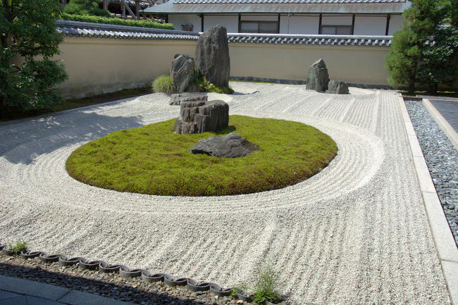 大徳寺塔頭瑞峯院と龍源院に参りましょう。<br />瑞峯院と龍源院はともに通常公開寺院となります。<br />大徳寺大仙院・高桐院・瑞峯院・龍源院と通常公開寺院ですが<br />どこも個性的な素晴らしい庭園を眺めることができます。<br />大仙院の庭園が撮影禁止なのは残念ですが・・・！