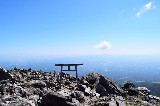 どうも~。ご覧いただきありがとうございます。<br /><br />今年のシルバーウィークは大型連休になりました。<br /><br />さて、どこか出かけようか?<br /><br />と思った時には時すでに遅し。。<br />どこもお手頃なところはいっぱいです。<br /><br />というわけで、妻の実家があります那須塩原へ行くことになるわけでありました。ある意味恒例です。<br /><br />今回は、次女のリクエストで山登りに行くことにしました。<br />そしたら5歳の姪っ子も一緒に行くことになりました。<br /><br />というわけで、ロープウェイ利用して茶臼岳登山へレッツゴー。<br /><br />