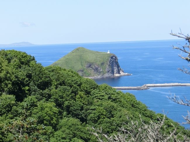 ANAマイレージで北の果てに（No.3利尻島）<br /><br />利尻島2日目は、ペンションみさきで自転車を借りて、<br />主人とサイクリングです。<br />いい天気で暑くもなく快適でした。<br />野塚展望台からサイクリング道路に入り、<br />途中姫沼に寄り、姫沼の周りを1周しました。<br />富士見大橋などから利尻富士やペシ岬を展望し、<br />鴛泊の町のグランスポットでカレーを食べ、<br />夕日ヶ丘展望台、富士野園地まで行きました。<br />夕食後は、ペシ岬展望台に登り、礼文島に沈む夕陽を眺め。<br />翌日は早起きして鴛泊港からサンライズと<br />朝焼けの利尻富士を見ました。<br /><br />朝一番のフェリーで礼文島に渡ります。