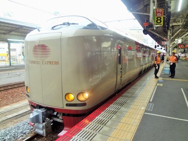 寝台特急「サンライズ出雲」に乗って、山陰地方へ旅行に行きました。<br />東京駅から松江駅まで約12時間の乗車後、レンタカーを借りて鳥取・島根・山口を散策です。<br /><br />鳥取県・島根県は今回の旅行で初上陸となり、通算45、46県目の訪問県となりました(^^)<br />残る１県は沖縄県のみ。全都道府県制覇に向けて、次の計画を立てたいと思います。<br /><br />今回の旅行の記録は、４冊に分けてまとめたいと思います。<br />お時間がありましたら、ほかの３冊も併せてご覧いただけると嬉しいです。<br />（下記行程の◆が、本旅行記の該当部分です。）<br /><br />《１日目》<br />◆サンライズ出雲（JR東京駅→→→JR松江駅）<br /><br />《２日目》<br />◆江島大橋<br />◆境港（水木しげるロード）<br />◇足立美術館<br />◇松江市内（松江城・塩見縄手・宍道湖ほか）<br />◇出雲市内(泊)<br /><br />《３日目》<br />◇出雲大社・稲佐の浜<br />◇石見銀山（石見銀山世界遺産センター・大森の街並み）<br />◇仁摩サンドミュージアム<br />◇しまね海洋館アクアス<br />◇津和野<br />◇湯田温泉(泊)<br /><br />《４日目》<br />◇秋芳洞<br />◇秋吉台<br />◇萩市内（堀内地区、城下町地区、松下村塾、萩反射炉ほか）<br />◇萩石見空港→→→羽田空港