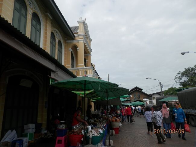 bkk4回9日曜2朝ワットポーを出てチャオプラヤー河桟橋と河沿い散歩<br />写真は１５０８０９－０９３３．突き当りが桟橋。<br />９年前初めて行った時は人でごった返し。足元が見えないくらいの混み具合。さん橋を歩いてるというよりも、暗い店がならんでるようにしかみえず。私は大勢のツアー仲間について歩いただけだったなぁ。<br />ワットポー入場料１００ｂ。往；７時半４８番エアコン付きバス１７ｂ。９時桟橋でビール。復；１０時４８番バス１５ｂチットロム辺りで下車。ＪＣＢプラザは日曜だから休みでした。<br />ＢＴＳチットロムからプロンポン２８ｂ。１１時ヘルストロン利用。昼食。マッサージ。１４時半歩いてトンローまで。早い夕食を軽く済ませて１７時過ぎ２５番バス９ｂ。<br />１年半も行けなかったBKK。本帰国したので初めて日本の旅行社でのツアー申し込み。日本からのツアー利用は安くて特典つき。ホテルは高級感あり初めてクラブラウンジも利用。イブニングで利用は今日が２回目。<br />宿泊はヒルトン・スクンビットバンコク１５０１室。<br />４日目朝；ホテル。昼；イムちゃん。夕；トンローの王将。<br /><br />