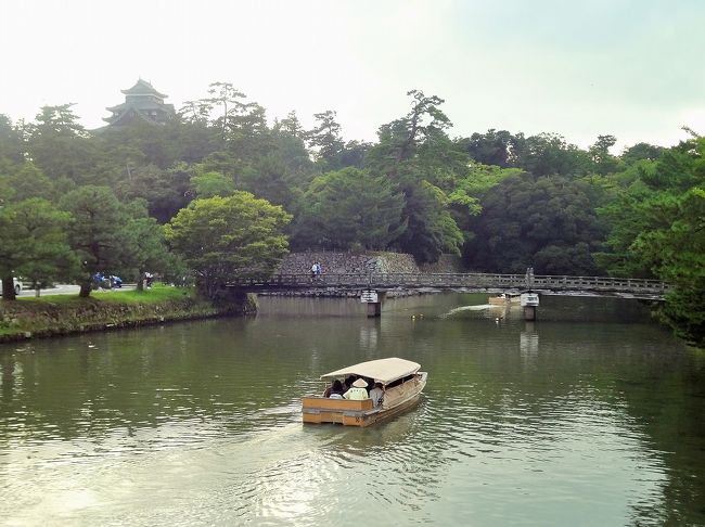 寝台特急「サンライズ出雲」に乗って、山陰地方へ旅行に行きました。<br />東京駅から松江駅まで約12時間の乗車後、レンタカーを借りて鳥取・島根・山口を散策です。<br /><br />鳥取県・島根県は今回の旅行で初上陸となり、通算45、46県目の訪問県となりました(^^)<br />残る１県は沖縄県のみ。全都道府県制覇に向けて、次の計画を立てたいと思います。<br /><br />今回の旅行の記録は、４冊に分けてまとめたいと思います。<br />お時間がありましたら、ほかの３冊も併せてご覧いただけると嬉しいです。<br />（下記行程の◆が、本旅行記の該当部分です。）<br /><br />《１日目》<br />◇サンライズ出雲（JR東京駅→→→JR松江駅）<br /><br />《２日目》<br />◇江島大橋<br />◇境港（水木しげるロード）<br />◆足立美術館<br />◆松江市内（松江城・塩見縄手・宍道湖ほか）<br />◆出雲市内(泊)<br /><br />《３日目》<br />◇出雲大社・稲佐の浜<br />◇石見銀山（石見銀山世界遺産センター・大森の街並み）<br />◇仁摩サンドミュージアム<br />◇しまね海洋館アクアス<br />◇津和野<br />◇湯田温泉(泊)<br /><br />《４日目》<br />◇秋芳洞<br />◇秋吉台<br />◇萩市内（堀内地区、城下町地区、松下村塾、萩反射炉ほか）<br />◇萩石見空港→→→羽田空港