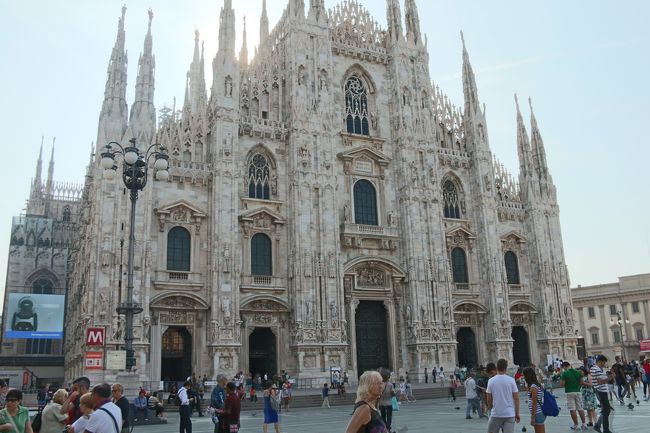 イタリア経済の中核となる大都市であるミラノ。現在ミラノ博が開催されており、日本でもよく知られています。ミラノは素通りした様なもので、観光した場所は３か所、スフォルツェスコ城、レオナルド・ダ・ヴィンチの「最後の晩餐」、そしてドゥオーモでゴシック様式の教会の鑑賞でした。<br />アリタリア航空でミラノに直行、空港からスフォルツェスコ城にバスで移動、現地女性の日本語ガイドさんと待ち合わせ場所で落ち合い、イタリア人のガイドさんと一緒に説明を聞く。イタリア人のガイドさん日本語話せず、次にガレリア・ヴィットリオ・エマヌエーレのアーケードを歩いて、ミラノを代表するドゥオーモを見学。イタリアで２番めに大きな教会だそうです。１番はローマのサン・ピエトロ教会とか。教会の１番上、屋上まで登って、教会前の広場を見る。最後に行ったのが、サンタ・マリア・デッレ・グラツィエ教会に行き、「最後の晩餐」を鑑賞。之が大変、予約時間に行ったところ、当日イスラエルの首相がミラノ博のついでに、鑑賞に来ており、予約時間に入場できず、イタリア人ガイドさん色々な所に電話連絡、昼食を先にしてから午後入場する事となった。待つ間に日本語のガイドさんが近くの土産店を紹介、この店日本のテレビで紹介されたそう、中に入ると片言の日本語で”テレビに出たよ”、と言ってました。蛇足ながらミラノでオペラは見ませんでしたが、オペラ座の中には入りました。劇場は広く舞台では練習をしていました。<br />ミラノでの思い出は、「最後の晩餐」の入場、現物を見るより図書で見る方が素敵、何しろ入場するのに人数制限があり、幾つもの扉をトコロテンみたいに押し込まれ、部屋に最後の人が入ると、前方の扉が開き移動、これを繰り返して壁画のある部屋に到達、見た途端「なんだ〜〜〜」、てな感じ。ミラノでの食事「コトレッタ・アッラ・ミラネーゼ」は口にあって良かった、ミラノ風カツレツらしい。