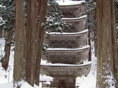 雪の降り積もる羽黒山 五重塔へ