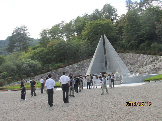 この峠道がいつの頃から出来ていたのかは知らない。現在ただ今車でぶどう峠から下り降りている場所は、多野郡上野村。もう少し下ると、上野村落に出るが、その手前で左手方向の十石峠から下って来る国道２９９号線、所謂、武州街道とぶつかる。大利根の源流の一つ、神流川の本流は、そちらの十石峠の方から流れ出ている。甘楽郡だ。古代、続日本記にも出てくる古い地名かんら（甘楽）だ。この辺りが上毛野・下毛野に分かれる以前の毛野、野国の時代からある古い地名だ。古代人は利根の水運を利用して、こんな山深い、山奥の地までやってきて、住み着いた。<br /><br />「毛針使用のこと、釣り餌禁止」、の立て看板がコーナー毎に出ている渓流沿いに下って来て、村落に出る手前辺りから、谷の反対側斜面にぽつぽつ住宅が見えてくる。どの家も現代風な文化住宅で、古めかしい藁屋根の家などは皆無だが、だが、今もそうしてそこに住み続けている家族は、もう何代も前から、江戸時代よりももっともっと以前から、そこの場所に住み続けて来たに違いない。代々何を糧にして生活してきたのか、想像もできないが、この山奥の集落で、冬は相当雪深く、人々はどんな生活をして、冬を乗り切ってきたのだろうか・・<br /><br />集落の入り口、ぶどう峠から下りて来た県道１２４号線と、十石峠から下ってきた国道２９９号線が合流する地点に、道の駅、ならぬ、「川の駅」がある。流石に利根の水運の終着点だけのことはある。御巣鷹の慰霊碑を目指してここまでやってきたが、場所が良く分からない。取り敢えずは「川の駅」に立ち寄って、今いる位置をを確かめなくてはならない。ついでにトイレも借りることにしよう。<br /><br />地図を確かめると、慰霊塔はここから直ぐの場所、村落の中のお寺の上の台地にあるようだ。５－６分車を走らせてその場所へ行くと、名古屋とか大阪ナンバーの車が何台か駐車していて、バスでやってきたらしい一団が列を作って慰霊塔にお参りしている。ピラミッドを鋭角にしたようなモダンな感じの慰霊塔だ。しかしどうも御巣鷹のイメージとは違う、何か違和感がある。案内板を良く読むと、ここは財団法人「慰霊の園」が運営する慰霊塔で、実際にジャンボ機が墜落した御巣鷹の峯は、今我々が下って来た峠道ももう一度戻り、そこから更に２０キロの山道を上野ダム沿いに登って行った所にあるという。ここまで来て、実際の墜落現場へ行かないで、引き返す訳には行かない。運転役の稲田さんにお願いして、今来た道を再度戻ってもらうことにした。<br /><br />再び「川の駅」の前を通り、ぶどう峠に向かって県道を登り、暫らく走って左折して山道に入るが、この先に東電管轄の「上野ダム」があり、道路事情は素晴らしい。今まで走って来た県道よりも綺麗に整備されている。上野ダム発電所を過ぎると、一般的な山道に入るが、それでも舗装はしっかりしている。毎年多くの慰霊者が訪れるので、県も財団法人も道路管理はしっかりしているに違いない。県道分岐から２０分程走った終点に、前後３０台程は止められる駐車場があり、ここから峯までの慰霊の登山が始まるのだ。<br />