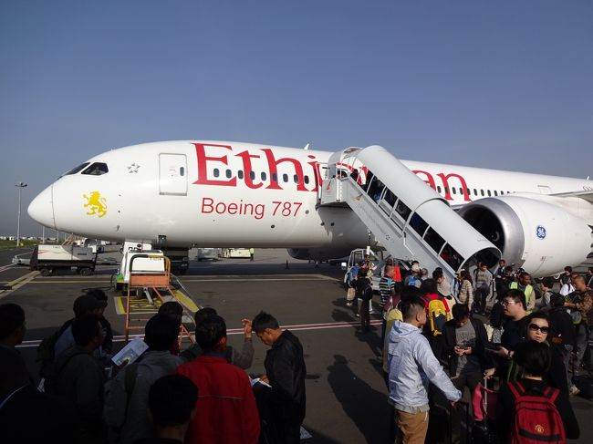 2015年のシルバーウィークはドバイへ。<br />実は旅行のプランニングが遅くて、飛行機を取ったのは出発の前日。<br />かろうじて空いていたエチオピア航空のチケットを12万円弱で購入しました。<br />安くないけど繁忙期ということを考えると許容範囲かな。<br /><br />そして、旅程はアジスアベバ経由のドバイ行き。<br />おそらく普通の人なら使わないルートでしょう。<br />時間はかかるけど、まぁこれもネタになるだろうということで。。。<br />ちょうど1か月前にもアジスアベバ経由でブラジルに行っていたので、乗継の実績もアリまして。<br /><br />ヘビートラベラーの間では遅延イメージの強いエチオピア航空。<br />前回のブラジル旅行は全てオンタイムだったけど、今回はどうなのか・・？<br />検証も兼ねて乗ってみました。<br /><br /><br />＜基本情報＞<br />■旅程<br />　2015/09/20（日）　<br />　　(1) ET673　成田(21:40)→アジスアベバ(07:40+1)　V　B787-8<br />　2015/09/21（月）　<br />　　(2) ET602　アジスアベバ(10:55)→ドバイ(16:10)　V　B777-200LR<br />　2015/09/22（火）　<br />　　(3) ET603　ドバイ(17:40)→アジスアベバ(21:05)　T　B777-300ER<br />　　(4) ET672　アジスアベバ(22:15)→成田(20:40+1)　T　B787-8<br /><br />■航空券<br />　エチオピア航空　115,680円<br /><br />　積算マイレージ<br />　8,041マイル（ANAに加算）<br />