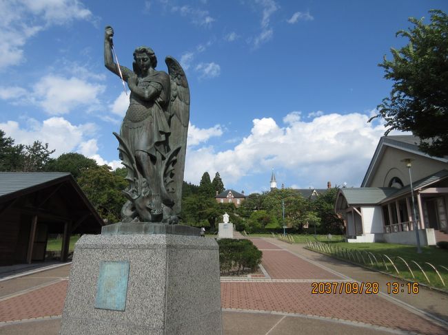 北海道・函館の「湯の川温泉」にホテル ステイをします。２週刊前に函館から東北を経て帰宅してからの再訪になります。<br />今回はホテルの許可（？）を得て旅行記を記しても良いとのことで実名が結構入りますが宣伝はしません。９月２７日（日）に羽田を立ちました。東京はしぶい曇りなのに函館は快晴です。気温２１度・約１時間半の快適な空の旅になりました。<br />空港から「湯の川温泉」はシャトルバス（２３０円）でわずか１５分。湯の川温泉を下車してから歩いてホテルは１０分くらいかな？近いです。「湯の川観光ホテル 祥苑」・クラブツーリズムのフリーツアーで、リーズナブルな旅費で、今年の春に訪れてからのリーピートです。２７日はＰＭ４時・ホテル・チエックイン。温泉と夕食（バイキング）で、何と・・・飲み物はオール飲み放題です。ノンべさんには嬉しいのですが・・・そんなには飲めません。生ビール２杯＋焼酎１合弱・こんなものですが、バイキングは食べ過ぎてオーバーウエイトに注意。翌日は「トラピスニス修道院」までハイキング ？。約５０分ですが「松倉川」沿いに遊歩道が真っ直ぐに続いてます。ジョキング・遊歩の人に１３人合いました。ハプニングもありました。地元の方々との触れ合いも良いものです。写真をお楽しみ下さい。表紙の写真は「トラピスチヌ修道院」・正面入り口の「聖ミカエル」像。