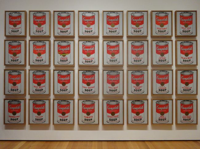 「近代美術館ＭＯＭＡ」は「ニューヨーク市ミッドタウン５３丁目」にある「２０世紀以降の現代美術」を展示している「近代美術館」です。<br /><br />写真は「アンディ・ウォーホル」の「３２個のキャンベルのスープ缶（１９６２年）」です。