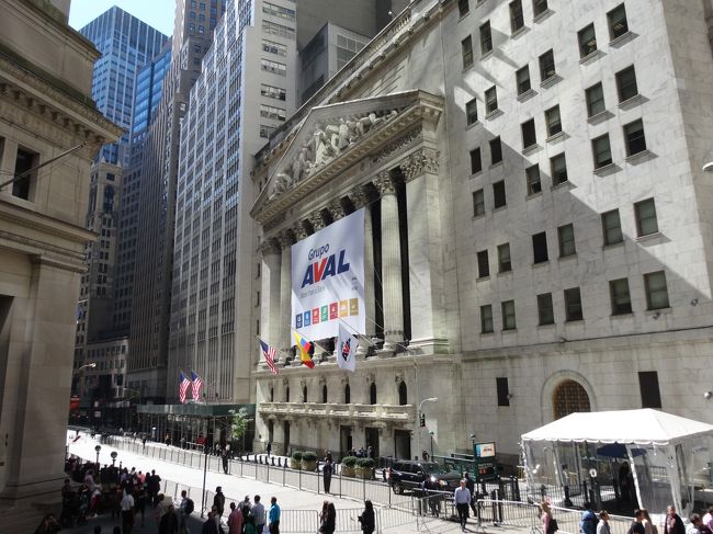 「ウォール街」は「ニューヨーク市マンハッタンの南端部（ロウアーマンハッタン）」に位置する「ニューヨーク証券取引所」をはじめ「多くのの金融機関（但し、純米国資本の大手金融機関の本部は存在しない）」が集中する「金融地区」です。<br /><br />写真は「フェデラル・ホール」から撮った「ニューヨーク証券取引所」です。