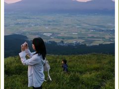 Solitary Journey ［1645］ 雲海には出会えませんでしたが、朝陽でオレンジ色に輝く阿蘇の山々がきれいでした。＜大観峰＞熊本県阿蘇市