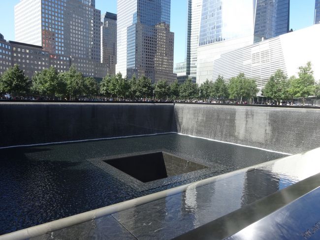 「ナショナル９．１１メモリアル」は「ニューヨーク」の「グラウンド・ゼロ（旧ワールドトレードセンター）」にある「アメリカ同時多発テロ事件の公式追悼施設」として「２０１１年」に開業した「追悼施設」です。<br /><br />写真の「メモリアル」には「犠牲になられた名前全員」が記載されています。
