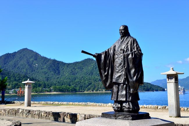 シルバーウイークの初日、あまりの天気の良さに誘われて宮島に行ってみました。まだ紅葉には早く中途半端な時期です。<br />厳島神社、清盛神社、大聖院と周りもみじ谷に着いたとき弥山まで2.9Ｋｍの案内板が目に入りました。<br />それを見たとたん「歩いて登ろう」となぜか急に無謀な考えが浮かびました。<br />案の定ヘロヘロになってなんとか頂上にたどり着きましたが息は絶え絶え目はかすみ、そんな状態ですから頂上での折角の景色は数枚しかありません。当然下りはロープウエーです。<br />今振り返ってもなぜ歩いて登ろうという気になったのか不思議でなりません。<br />パワースポットを回ったからでしょうか。