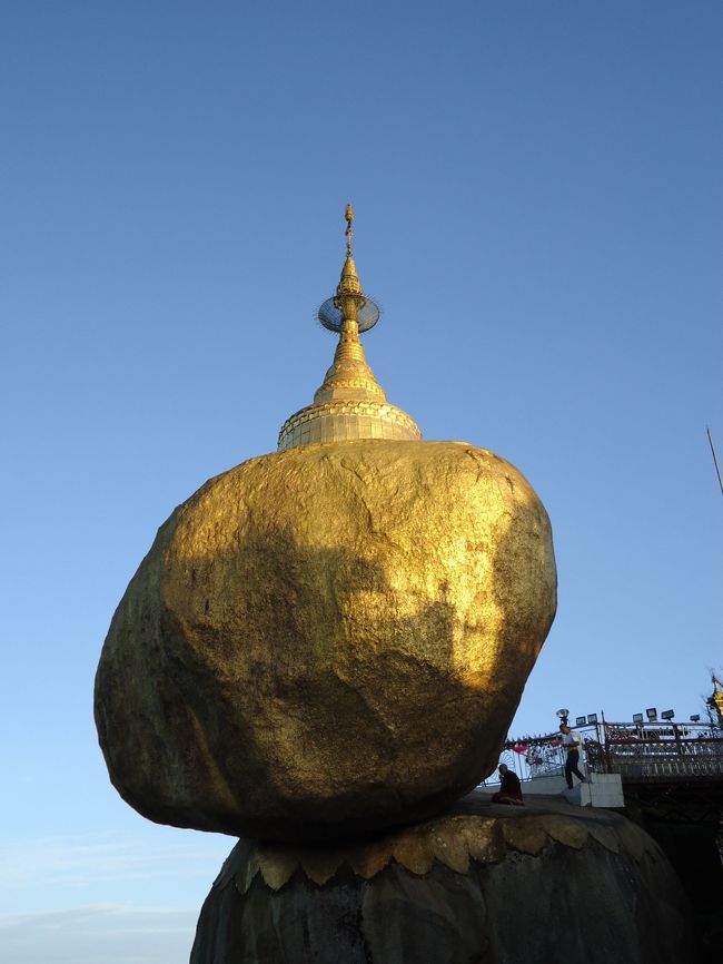 3日目は4時半に起きて、ご来光を拝みました。朝日に輝くゴールデンロックに別れを告げ、来た道をヤンゴンへと戻ります。<br /><br />◆これまでの旅行記◆<br /><br />ミャンマー 1日目 黄金に輝くシュエダゴン・パゴダへ<br />http://4travel.jp/travelogue/11056770<br /><br />ミャンマー2日目① ビルマの竪琴の舞台バゴーへ<br />http://4travel.jp/travelogue/11058824<br /><br />ミャンマー 2日目② パワースポット ゴールデンロックへ<br />http://4travel.jp/travelogue/11059663
