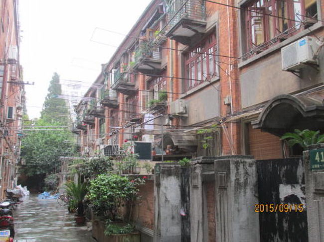 山陰路は中国上海市虹口区にある一条の街道です。南は四川北路から,北は祥路に至る長さ651mの南北に走る路です。山陰路は原名を施高塔路(Scott Road)、上海公共租界工部局により1911年に越界として築かれた路です。越界とは「租界の外の租界」と言われ、認められた共同租界の境界(四川北路x海寧路)あたりを越えて無段で北へ租界を拡大したものです。通称日本租界と呼んでいますが中国政府が正式に認めていません。1943年に汪精衛政府に接收され租界の時の名前を山陰路に改めました。通称日本租界の一戸建ての高級住宅地です。日本人・中国人の著名人も多く居住し、学校、病院の環境も良い地域でした。当時の住宅、建築物が数多く残されていて上海政府は山陰路歴史文化風貌区として山陰路一帯を保護地域にして管理しています。<br />著名建筑、千愛里 Cherry-Terrace(山陰路2弄)、大陸新村、恒盛里、<br />日照里、花園里、魯迅故居(132弄9号)、茅盾旧居(132弄6号)、<br />瞿秋白寓所旧址(133弄12号)、内山完造千愛里旧居(2弄3号)、<br />尾崎秀実旧居(145弄2号)、中共江蘇省委旧址(69弄90号)<br />中共上海区委旧址(69弄69、70号)、<br />山陰路一帯を山陰路歴史文化風貌区に加え保護しています。<br /><br />上海優秀歴史建築、虹口文物保護、歴史ガイドマップに掲載された建<br />造物です。<br />文物 内山完造千愛里旧居 山陰路2弄3号<br />歴ガ 内山完造旧居 1922年千愛里 山陰路2弄3号<br />第3回 大陸新村 新里 1933年 山陰路30、他<br />第4回 恒豊里,新恒豊里 住宅 山陰路69弄32〜108号<br />歴ガ 1927年中京江蘇省委旧址 山陰路69弄90号<br />歴ガ 大陸新邨1931年建 山陰路132弄〜192弄