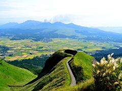 噴煙上がる阿蘇中岳と”ラピュタロード”周辺をドライブします。