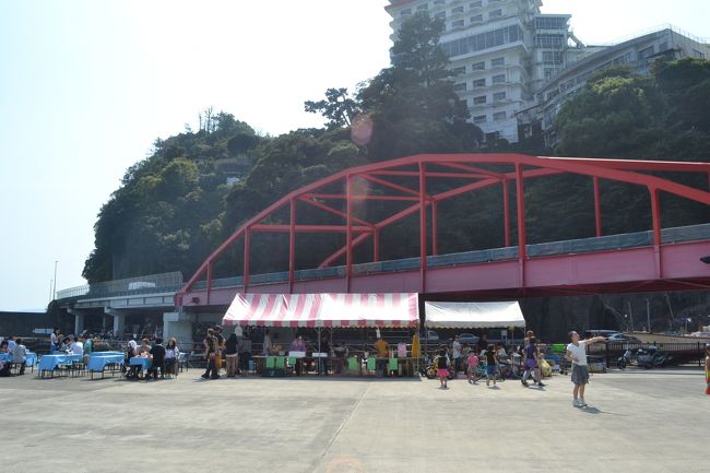 熱海の観光名所と言えば、来宮神社・伊豆山・走り湯？<br />温泉とグルメを楽しむ首都圏近郊の人に人気が復活している熱海。<br />おすすめグルメは、ラーメンですかねぇ。意外と、おいしいラーメン屋が多いのが熱海。<br /><br />一応、伊豆山神社の下の走り湯の、そこの近くの港で伊勢海老磯まつりって言うのをやっているらしいという噂を聞いて、行って来ました。