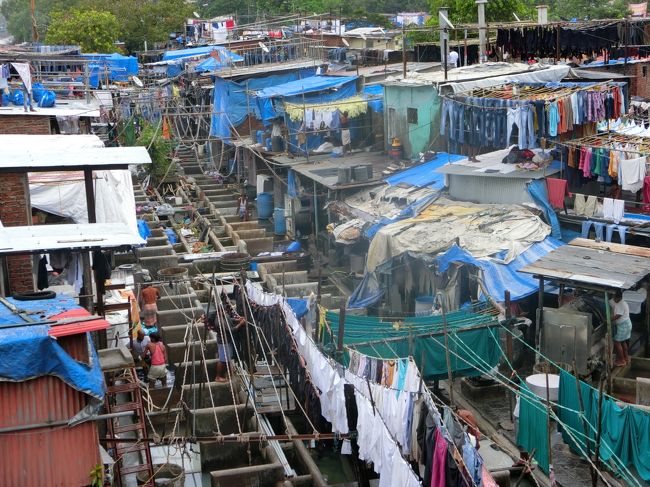 とうとう、三度目のインド。<br />今度も、気ままな一人旅です。<br />今回は、デリーからラジャスタンを周って、ムンバイへ行き、デリーに戻ってくるという流れです。<br /><br />ガネーシャめぐりがお腹いっぱいになってきたところで、ムンバイ街歩きへ。<br />大好きな列車にも乗って、もちろんヒンドゥー寺院へも。<br />ギュッとつまった一日になりました。<br /><br />9月16日(水) 大阪→東京→デリー→ジャイプール<br /> 17日(木) ジャイプール→プシュカル<br /> 18日(金) プシュカル→ジョードプル<br /> 19日(土) ジョードプル→ムンバイ<br />★ 20日(日) ムンバイ<br /> 21日(月) ムンバイ<br /> 22日(火) ムンバイ→デリー<br /> 23日(水) デリー→機内泊<br /> 24日(木) →東京→大阪→仕事