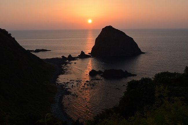 夕陽が茜色に水面を染め、きらきらと美しい風景をつくりだす日本海。<br />その風光明媚な粟島の海岸沿いにある二つの集落。<br />静かなへ漁港の一日を巡った。4回目の粟島来訪だが、初めて美しい<br />夕陽を見ることができた念願の一日でした。<br />「小さな島の旅人になろう」粟島観光協会のポスターです。<br />　心ひかれる言葉です。<br />　そこには、ゆったりとした世界が粟島にはありました。<br />　「こんにちは。おはようございます」と行き交う挨拶に、<br />　　時間の流れと島の日々の生活を楽しませてもらいました。