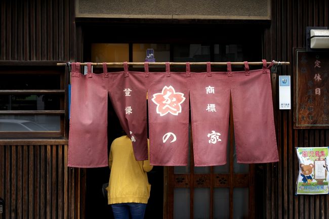 東京で桜なべと言ったら吉原大門にある「中江」が有名ですけど、下町の「みの家」だって負けてはいません(笑)<br /><br />どっちの店も味はうまいですけど、中江のほうが少々値段がお高め。<br />みの家はやはり下町価格ってことで(^_^)<br /><br />みの家<br />http://www.e-minoya.jp/<br />中江<br />http://www.sakuranabe.com/index.html