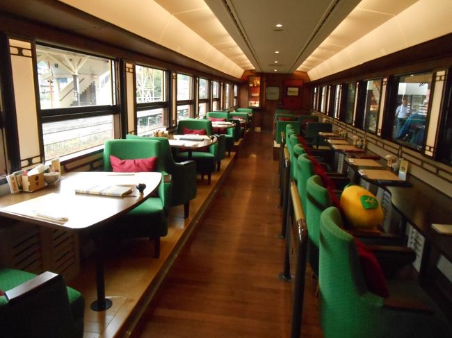 今年も同僚と2人でバースデー旅行に、昨年のリベンジができたらと<br />下灘駅の夕焼けプラットホームコンサート開催日に合わせて計画し、<br />ついでに「伊予灘ものがたり」の別のルート道後編を利用しました。<br />今回は、四国内は松山と八幡浜だけなので、バースデーきっぷは利用せずに<br />「伊予灘ものがたりきっぷ」を1ヶ月前の発売日に電話で食事券付きで予約。<br />・JR四国旅の予約センター 087-825-1662<br />・営業時間 平日10:00〜18:00、土日祝10:00〜17:00<br />いよいよ乗車「伊予灘ものがたり道後編」の区間は八幡浜〜松山までですが、<br />もう一つの目的「夕焼けプラットホームコンサート」のため下灘駅で途中下車。<br />昨年のリベンジなるか、夕焼け・列車・ライブの共演は果たして・・・<br /><br /><br />