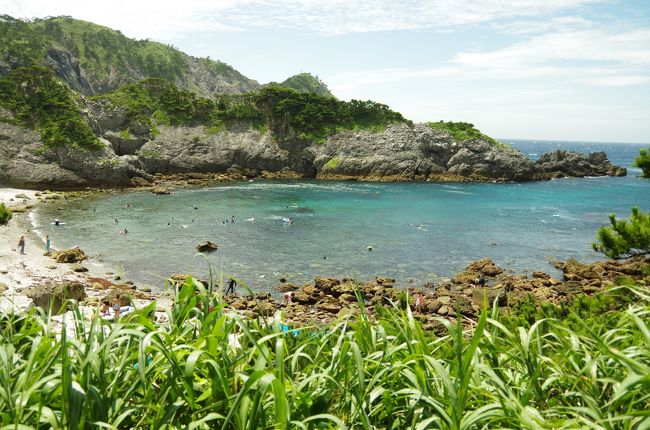 式根島という東京の楽園があると知ったのは2年前<br />行ってみようと船・ツアー探したけど空きが無くて行けなかったのが1年前<br />今年こそは！と意気込んで7月連休に行こうと4月計画開始。<br />メンバーは３０代の女ばかりの６人旅。<br />しかし今回は精神年齢10歳になってなりふり構わず遊ぶぞー！<br /><br />なかなかツアーも販売開始にならないし、ホワイトビーチ切符という格安船往復チケットの販売を待って、予約など動き出したのがGW明け・・・<br />思いの外、難航！<br />ツアー系は全部希望するものは玉砕か、高すぎるか。<br />結局個人手配で行きましたが船は往復ジェット希望でしたが、予約受付開始日に予約したにもかかわらず、復路は１名分しかジェット取れず、５人は大型船フェリーで帰りました。<br />全工程希望通りに予約できている人たち、裏技を教えてください・・・<br /><br />キリトル＊＊＊＊＊＊＊以下スケジュール＊＊＊＊＊＊キリトル<br />2015/07/18(土) 竹芝桟橋発12:30  式根島着15:15<br />ジェット船<br />料金 8950円<br /><br />2015/07/20(月)式根島発10:25 竹芝桟橋着17:40<br />フェリー 等級 １等<br />料金 12550円<br />＊船に弱い1名のみ11:35のジェット船<br /><br />キリトル＊＊＊＊＊＊＊以上スケジュール＊＊＊＊＊＊＊キリトル 