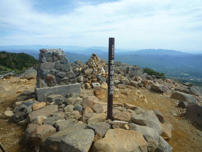 白根山が正式名称ですが、他の白根山と区別する為に「草津白根山」と、呼ばれている。<br />尚、近隣の逢ノ峰・本白根山を含めた三山の総称として呼ばれている初心者でも登れる山です。<br />但し、最高峰は標高２１７１ｍの本白根山が最高峰となります。<br /><br />☆＊＊＊＊＊（コースタイム:所要時間1:50）＊＊＊＊＊☆<br />草津温泉バスターミナル駅より約15分→白根火山ロープウェイ殺生河原山麗駅バス停。<br />白根火山ロープウェイに乗り換えて山頂駅まで8分→白根山ロープウェイ山頂駅→（45分）<br />探勝歩道最高点→（25分）→鏡池→（40分）→白根山ロープウェイ山頂駅ゴール♪（＾０＾）<br />コース距離:約６.５km<br />比較的初心者でも簡単に登れるコースですが、利用の際は、軽装での利用はＮＧです。<br />必ず、クマ避けの鈴など、ハイキングに必要な最低限の装備は、忘れずにお願い致します。（・。・；