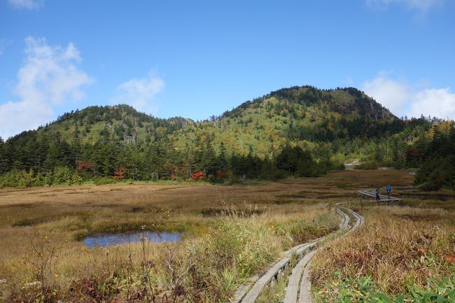 2015年9月最後の週末、少し気が早いとも思いましたが、紅葉を期待して志賀高原を旅してきました。<br />⑥は「四十八池ハイキング」の記録です。<br /><br />【旅の概要】<br />9月26日（土）<br />長野駅でレンタカーを借りて、旅のスタート。<br />最初の目的地はカヤの平。<br />中野ＩＣで高速を下り、志賀草津道路(国道292号）、奥志賀スーパー林道を走りカヤの平へ。<br />カヤの平でハイキングを楽しんだ後、奥志賀のグランフェニックスで1泊。<br />9月27日(日）<br />グランフェニックスを後に、午前中は奥志賀渓谷をハイキング。<br />午後からは、志賀高原をドライブし、県道66号豊野南志賀公園線で、奥山田温泉に満山荘に。<br />9月28日(月）<br />満山荘から志賀高原まで戻り、午前中は四十八池をハイキング。<br />午後は、渋峠からリフトで横手山に上り、その後万座温泉で日帰り入浴。<br />帰りは、万座温泉からもう一度志賀草津道路をドライブし、中野ＩＣから長野駅まで戻る。<br />