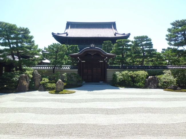 母と2人旅してきました。<br /><br /><br />日帰りで、16時半には京都を発ちたかったので、<br />京都駅から程近い三十三間堂・建仁寺を回り、<br />祇園界隈をぶらぶらと散策しました。<br /><br /><br />時間的に全く無理のないプランで、<br />“小回りだけど充実した旅”になったと思います。
