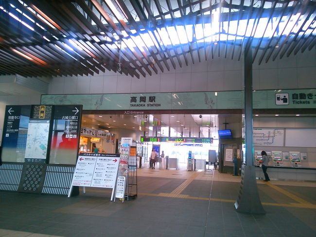 この旅は日帰り。<br />小松空港→(バス)→金沢駅→(電車)→高岡駅<br />帰りは、<br />高岡→(車)→小松空港<br />といった感じの移動。<br /><br />行き、<br />小松空港から金沢駅、そして電車で高岡へ。<br />金沢駅で電車に乗り換える時にJR じゃなくて「IR」って。。。あったっけ？<br /><br />高岡駅、きれいになりました(&gt;_&lt;)<br />昔の面影は全くありません。<br />駅前の商店街の建物が若干見覚えがありますが、駅の中も外も変わりましたー！